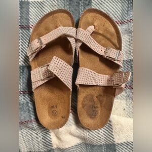 Pink Studded sandals
Size 9/10